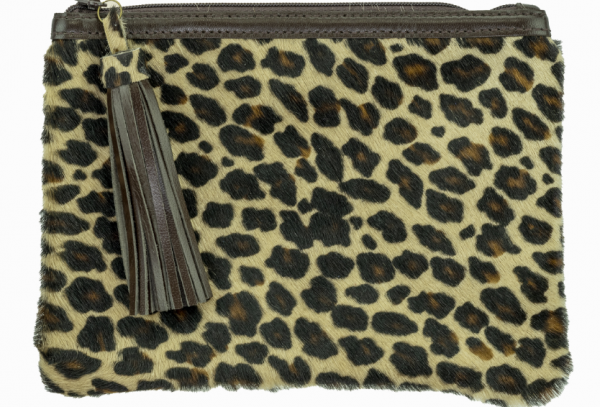 Tas clutch dengan motif animal print